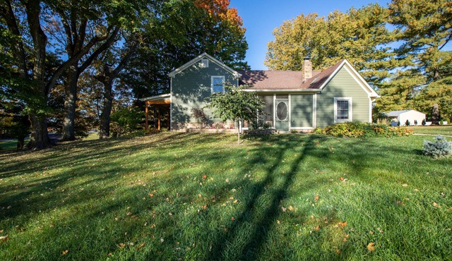 Large Farmhouse w/Hot Tub - Close to it All