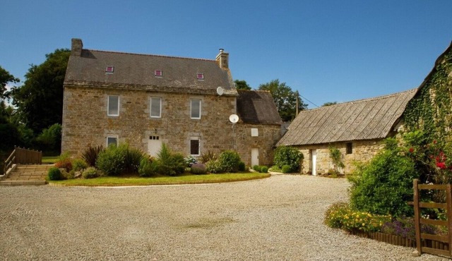 Large farmhouse with pool & games room. PERFECT FOR FAMILIES. Central location