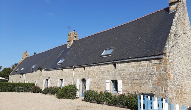 Large farmhouse with swimming pool and tennis court near the sea