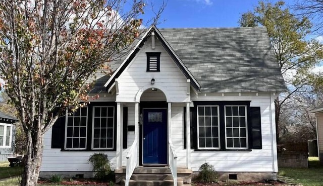 Large fenced yard near town square (Starlink WiFi), Charming bungalow with fenced yard and Starlink