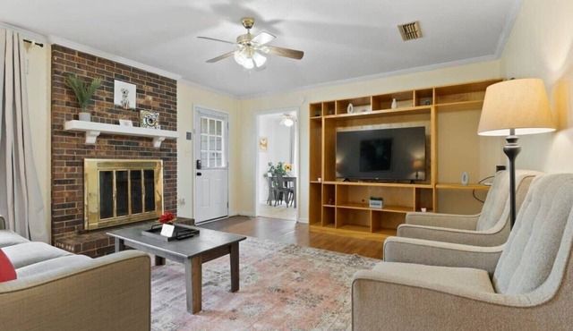 Large Fenced Yard near Midtown- Shamrock Stay