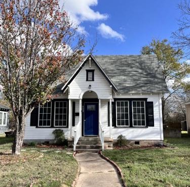 Large fenced yard near town square with Starlink