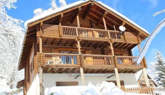 LARGE FINNISH CHALET, 10 PEOPLE, 7 MINUTES' WALK FROM THE SLOPES, QUIET, COMFORTABLE,