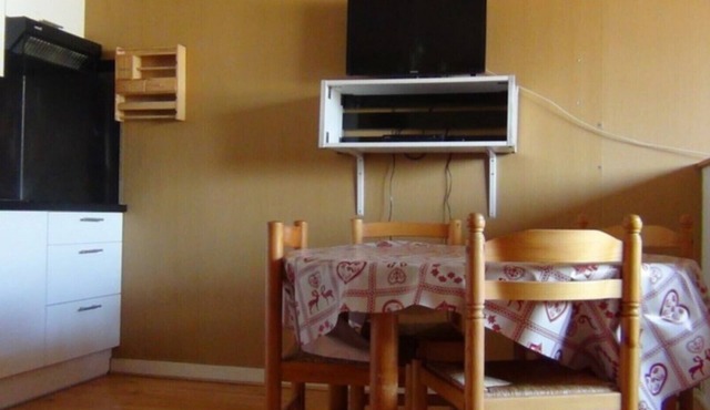 Large first floor studio in a peaceful building: no smoking, pets not allowed