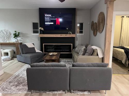 Large Five Bedroom house with outdoor patio with Jacuzzi and television!