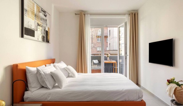 Large flat for up to 8 people with parking & AC