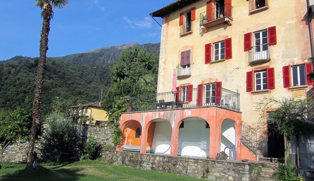 Large Flat in Villa in superb Location with Garden & Pool