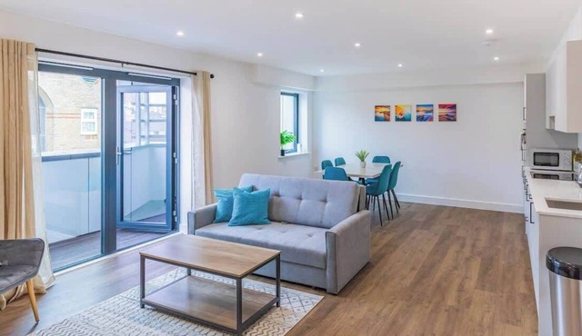 Large Flat Near Beach, Hospital & Brighton College