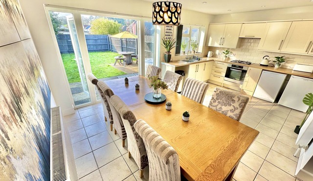 Large Four Bedroom - With Hot Tub and Parking - Sleeps 8