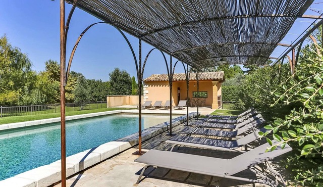 Large air-conditioned house with heated swimming pool in quiet Provence