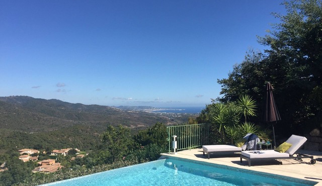 Large stylish apartment with sea views over the Bay of Cannes and infinity pool