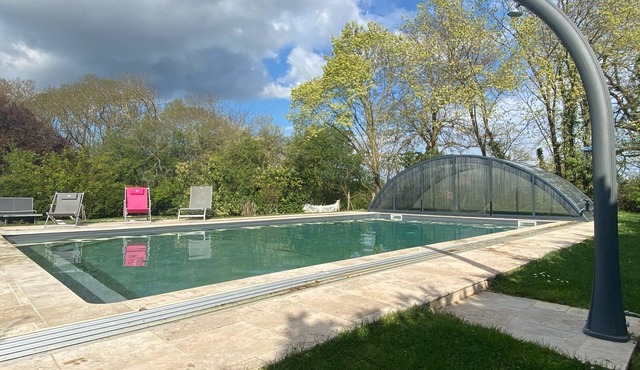 Large estate with heated pool 10 min from Angers
