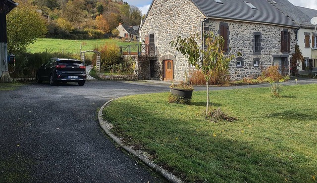 Large stone house in the heart of Sancy