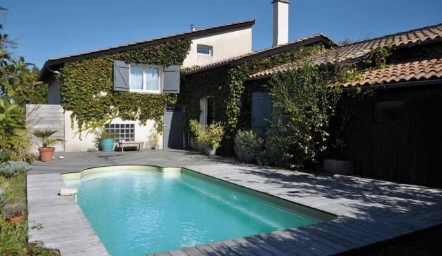 Large house with swimming pool in Gironde near Bordeaux