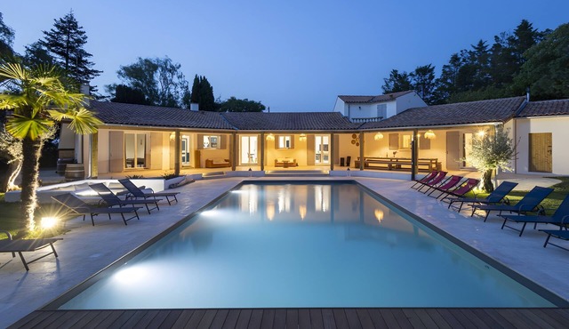 Large Villa with Private Pool, Balcony and Wi-Fi in Saint-Georges des Coteaux
