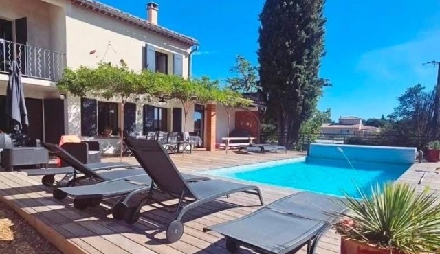 Large comfortable bastide with swimming pool, in the middle of the vineyards