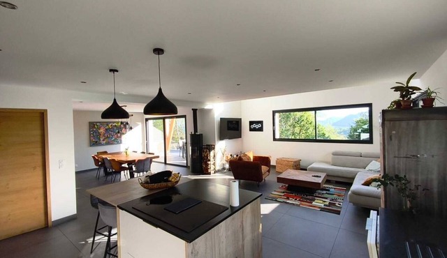 Large, bright 160m2 house for 8 people