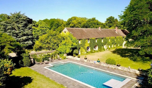 Large family house, 22 pers, 11 bedrooms, swimming pool, park, organic farm