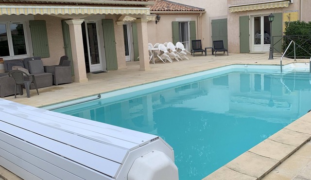 Large villa with pool and large garden in a quiet location 5 minutes from Uzes (Gard).