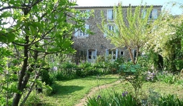 Large independent apartment in a relaxing atmosphere overlooking the sea