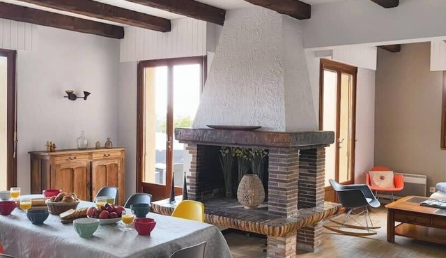 Large, friendly and bright villa with pool