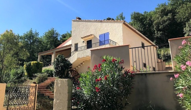 Large fully air conditioned luxury villa with pool in beautiful location