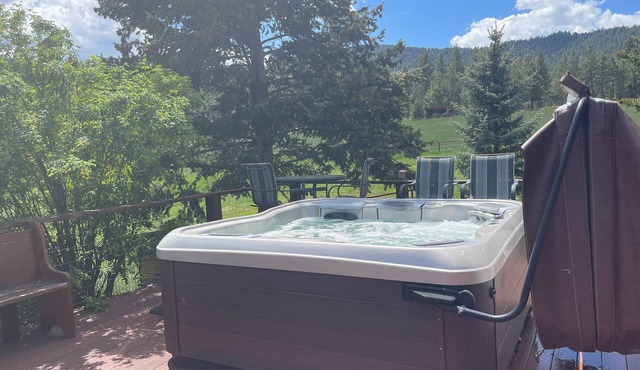 Large, Fully Equipped, Private & Cozy Montana Vibe W/Fireplace, Hot Tub & Hiking