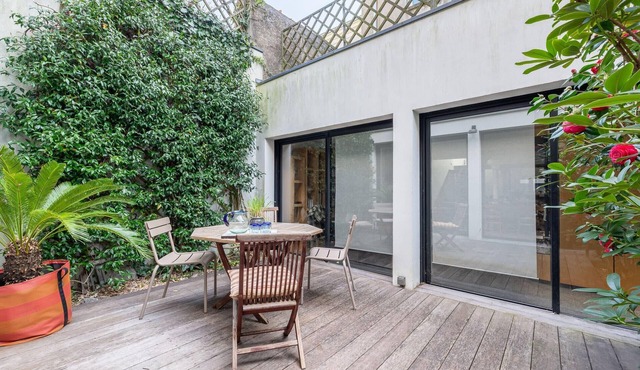 Large, fully renovated 250m² house