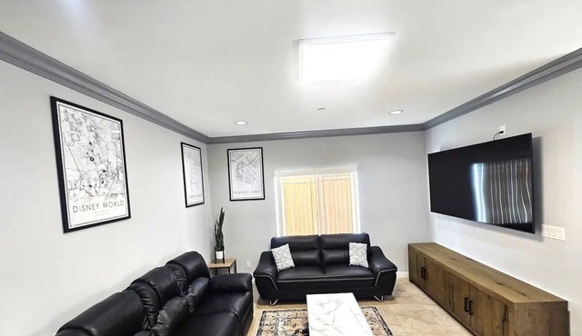 Large Fun Modern near Disneyland & OC Beaches