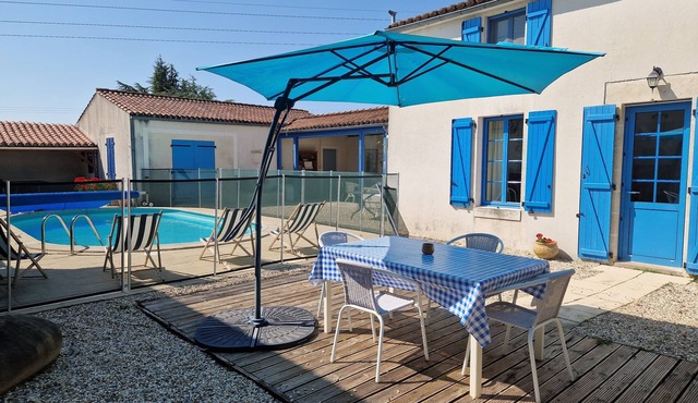 LARGE GÎTE 10 PEOPLE LA MAISON BLEUE WITH SWIMMING POOL MARAIS POITEVIN SUD VENDEE