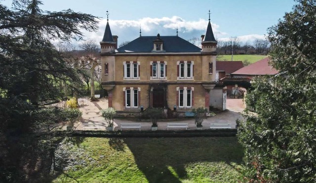 Large gîte between Auvergne and Forez heated swimming pool tennis court
