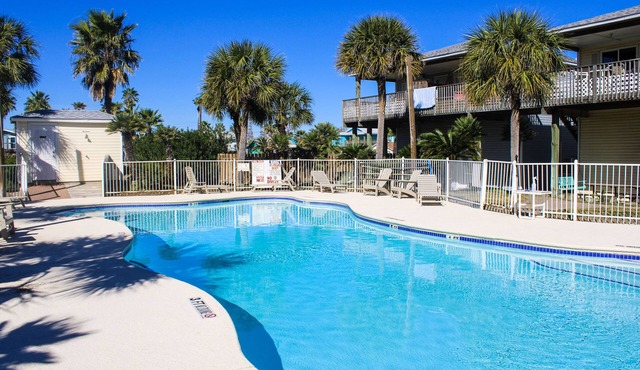 Large Garage for Boat, Shared Pool , Pet Friendly, Golf Cart Access