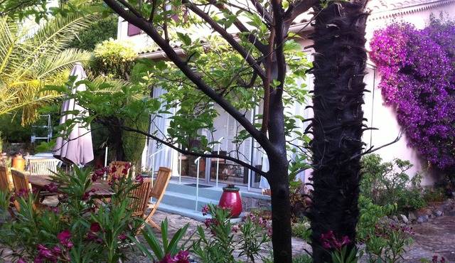 Large garden, 3 minutes from the beach, residential area of ​Sanary