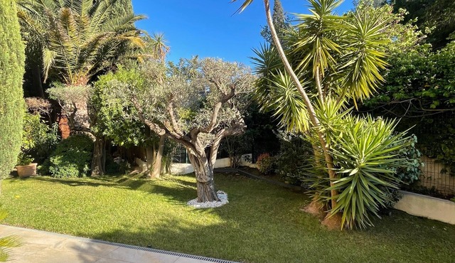Large garden apartment in Carré d'or, walking distance to beach and town