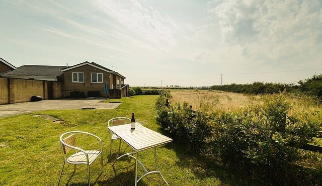 Large garden, dogs welcome,10 Minutes to Beach, EV charger, solar power, wifi.
