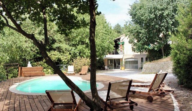 Large garden with swimming pool.