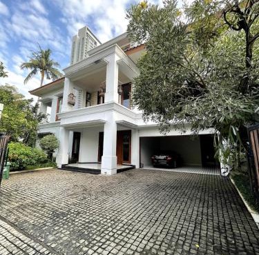 Large Garden Oasis Home in Kemang