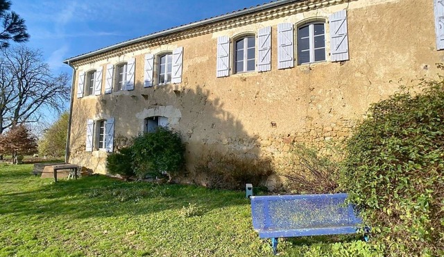 Large Gascon house decorated by artists