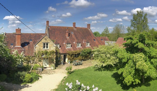Large gentrified farmhouse nr trendy Bruton, 8 bedrooms, wild swimming, sauna.
