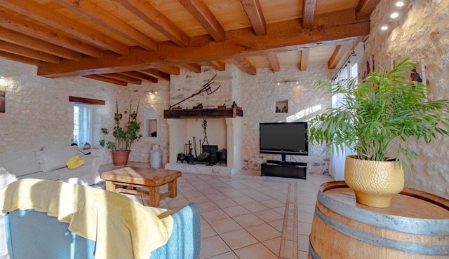 Large gîte for 10 to 14 people in a hamlet in the heart of Périgord Noir