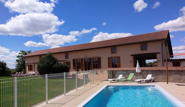 Large gite for 15 to 20 people, swimming pool, central France in Burgundy