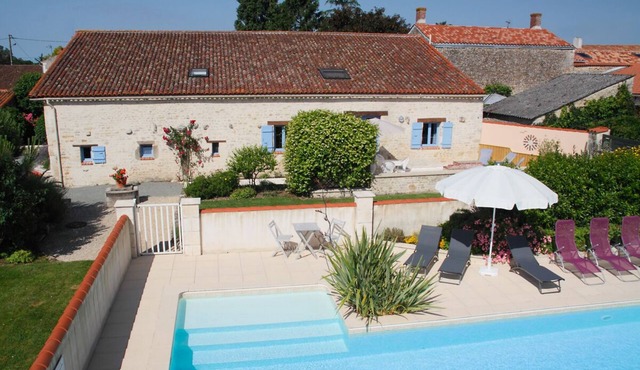 Large gîte for up to 9 people, with swimming pool