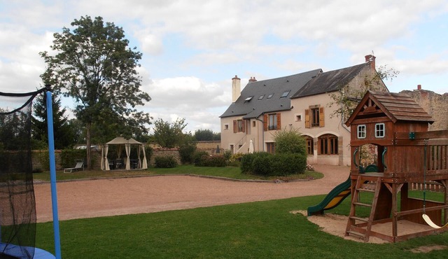 Large gîte in wooded grounds close to town center