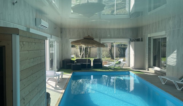 Large gite sleeping 15 to 20 people indoor swimming pool and reception room
