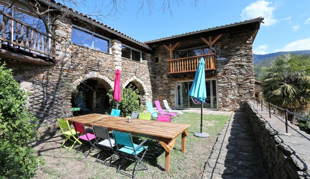 Large gîte with character, nature, close to river swimming