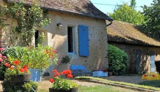 Large gîte with swimming pool, Pays de Loire, for 8 adults and 1 child