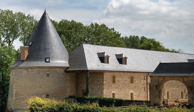 Large gîte with indoor swimming pool
