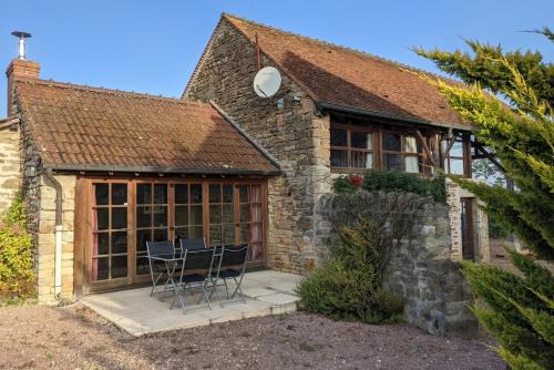 Large gîte with pool in peaceful Burgundy