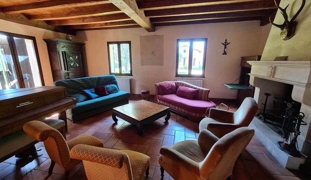 Large gite with tennis court and swimming pool