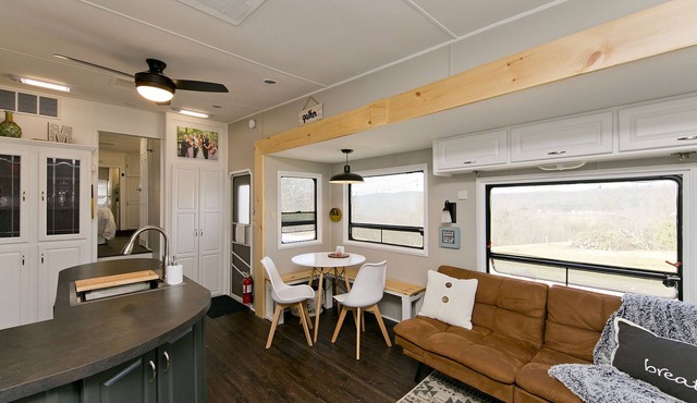 Large Glamper w/Hot Tub and full bathroom-sleep 6